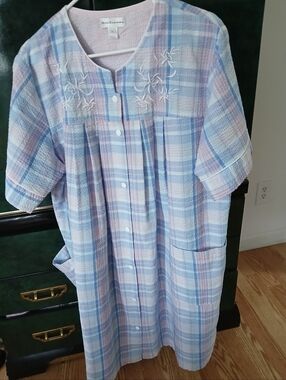 Miss Elaine's Seersucker Knee Length Pink&Blue Stripe Robe XL Snap Close SS NWOT